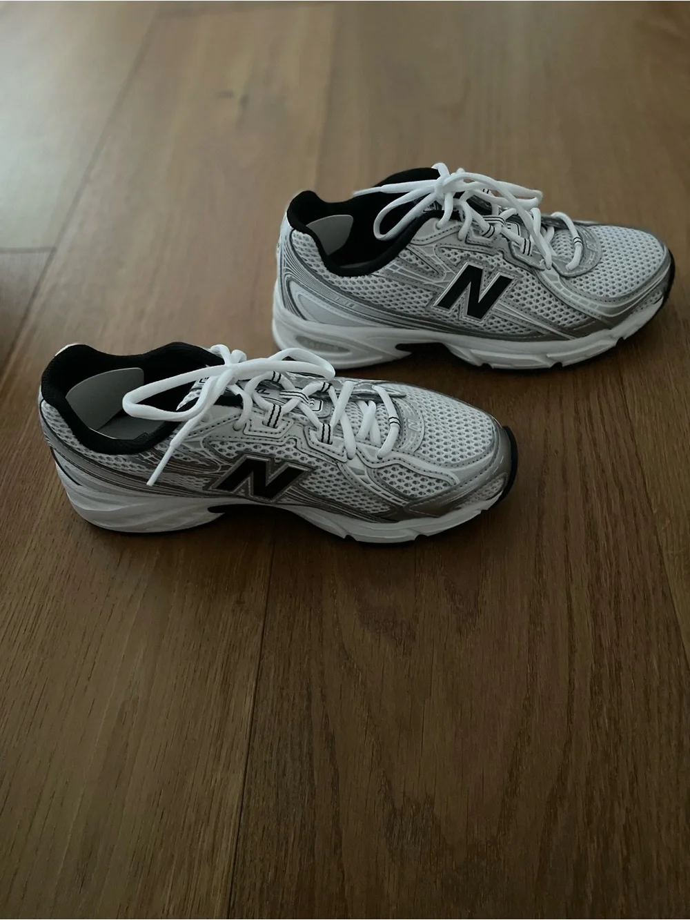 NWT New Balance 740 Women's Athletic Sneakers in Silver and White